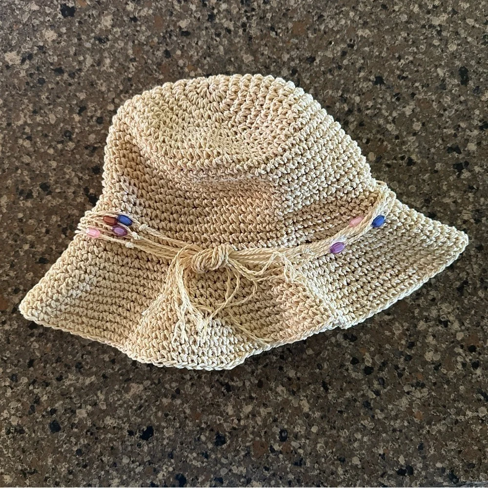 WOMENS PAPER BRAID SUN HAT. NEW CONDITION. STRING BEADS. 3” BRIM. SIZE S/M